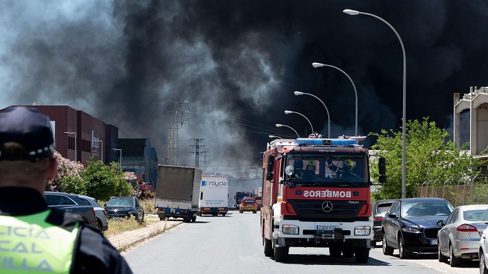 La tarde en 24h - Un incendio en Alcalá de Guadaíra (Sevilla) obliga a confinar a 80.000 vecinos