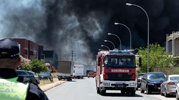 Un incendio en una nave de productos qumicos de Alcal de Guadara (Sevilla) obliga a confinar a 80.000 vecinos
