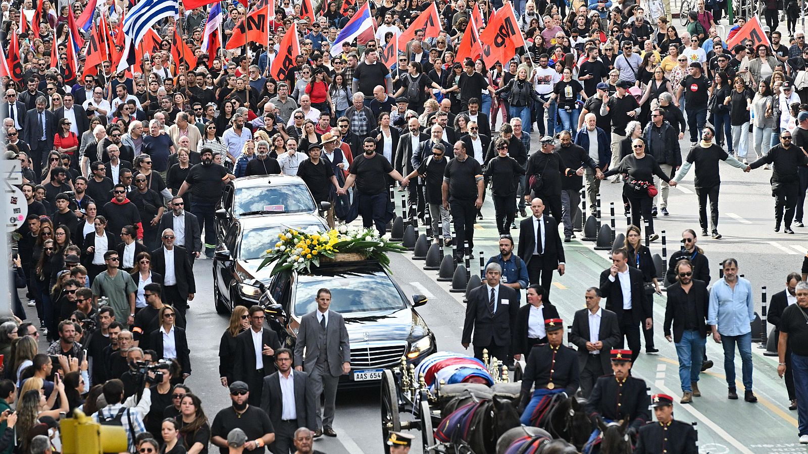 Uruguay despide a Mujica con un cortejo fúnebre y un velatorio | Ver