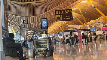 Los partidos acogen entre "aplausos" y acusaciones de "racismo institucional" la limitación del acceso al aeropuerto de Barajas