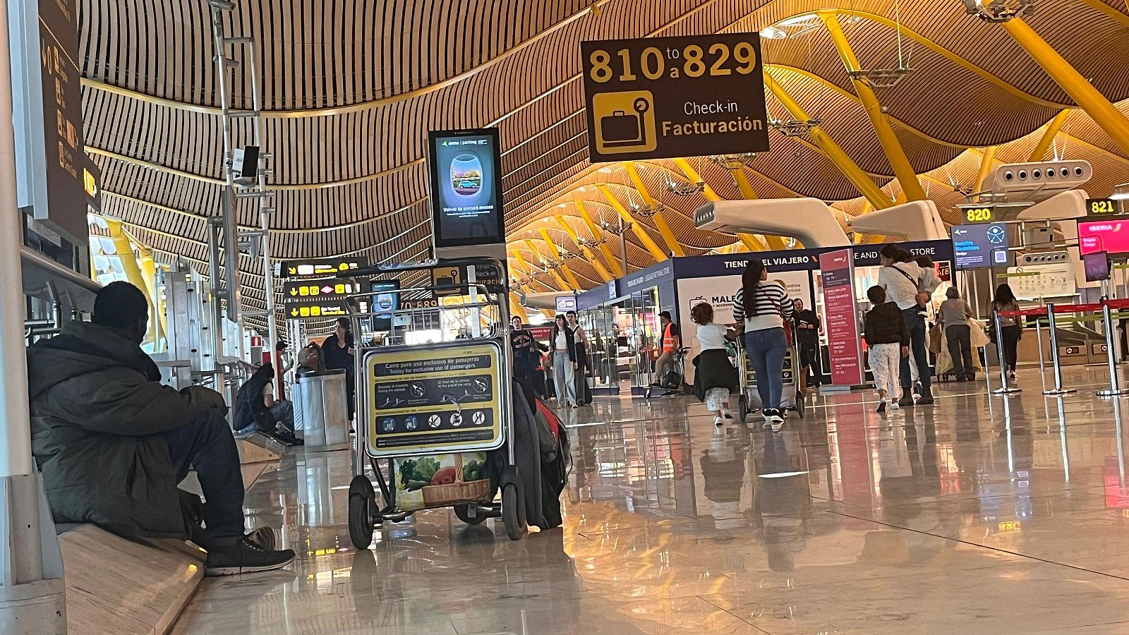 Limitan la entrada a Barajas para que no haya personas sin hogar | Ver