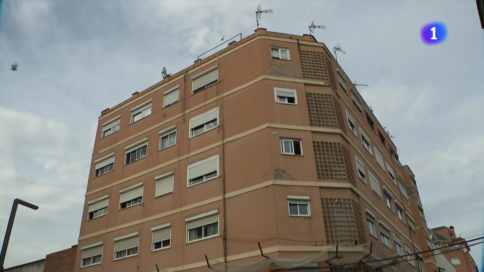 Una vintena de comunitats de veïns de Rubí, estafats durant anys - L'Informatiu | Veure