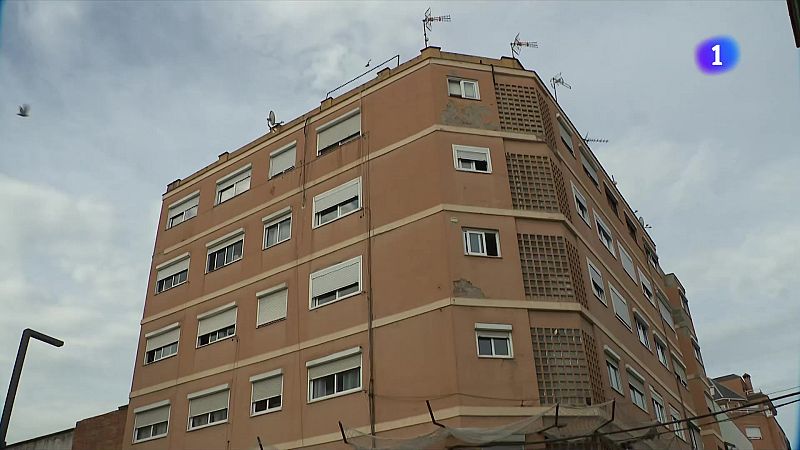 Una vintena de comunitats de veïns de Rubí, estafats durant anys - L'Informatiu | Veure