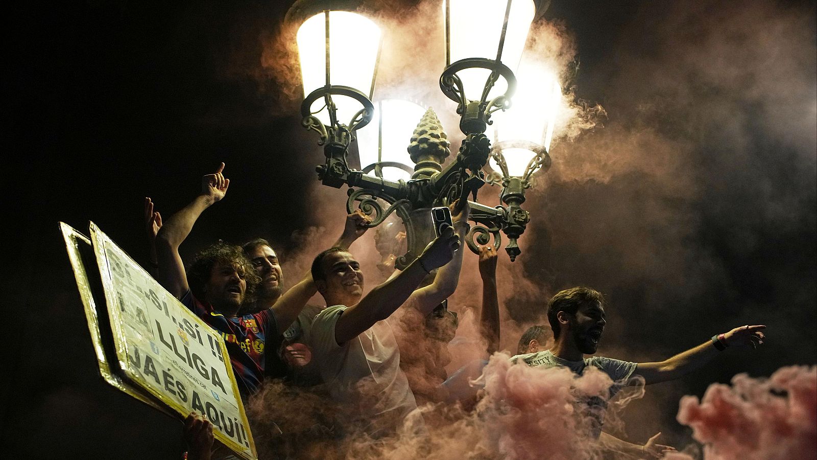 Los aficionados del Barça celebran el título en Canaletas | Ver