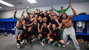 El Bara celebra la conquista de la Liga en el vestuario de Cornell