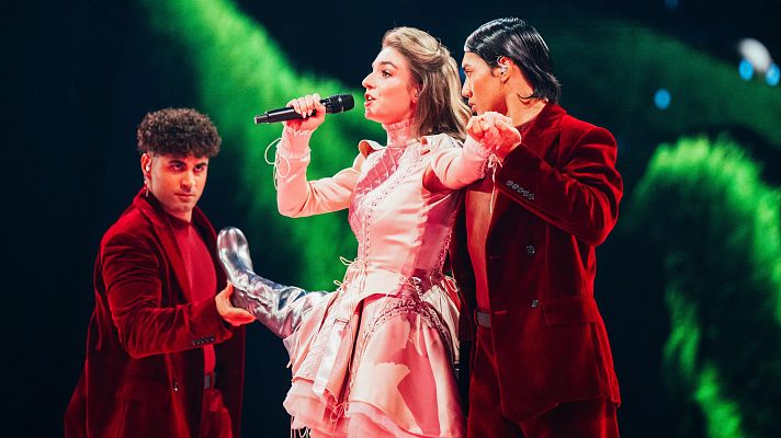 Eurovisión - Laura Thorn (Luxemburgo) con "La Poupée Monte Le Son"