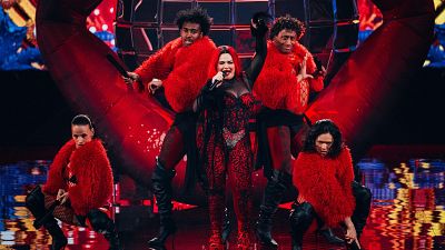 Miriana Conte (Malta) con "SERVING"