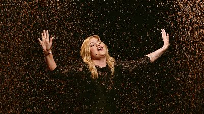 Louane (Francia) con "maman"