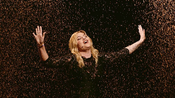 Eurovisión - Louane (Francia) con "maman"