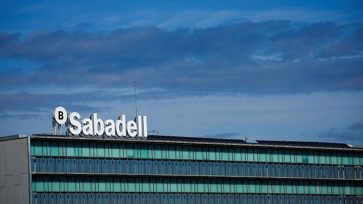 Telediario 1 - Comisiones Obreras y UGT avisan de que la opa del BBVA al Sabadell podría destruir más de 10.500 empleos