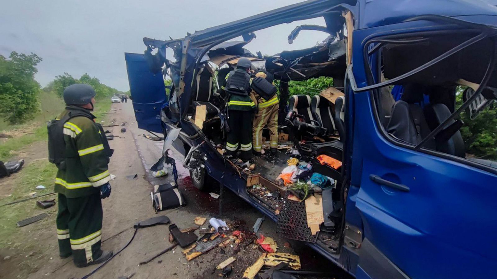 Un dron ruso destroza un minibús en Sumy, matando a nueve civiles | Ver