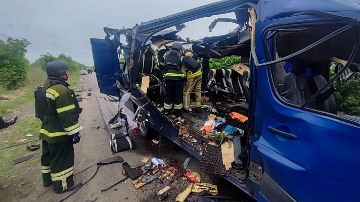 Telediario Fin de Semana - Un dron ruso destroza un minibús en Sumy, matando a nueve civiles ucranianos