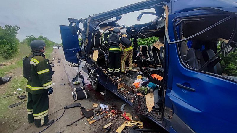 Un dron ruso destroza un minibús en Sumy, matando a nueve civiles ucranianos