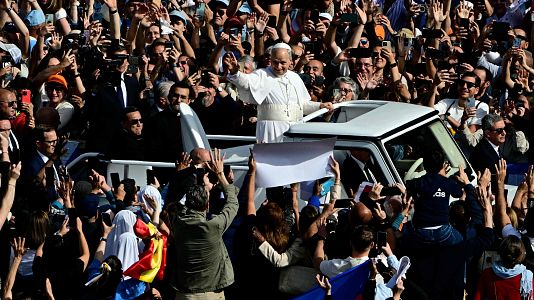 León XIV saluda por primera vez a los fieles desde el papamóvil antes de la misa de inicio de pontificado