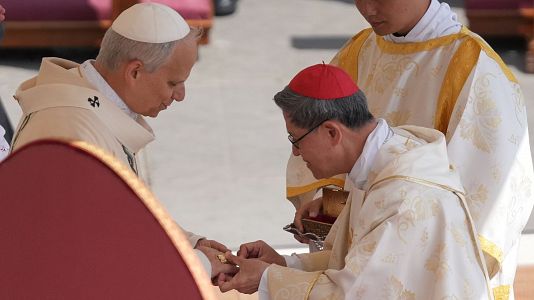 El papa León XIV recibe el anillo del Pescador, símbolo del papado