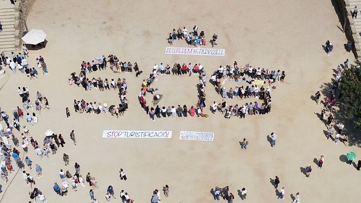 L'Informatiu - Protesta veïnal al Park Güell contra la massificació turística