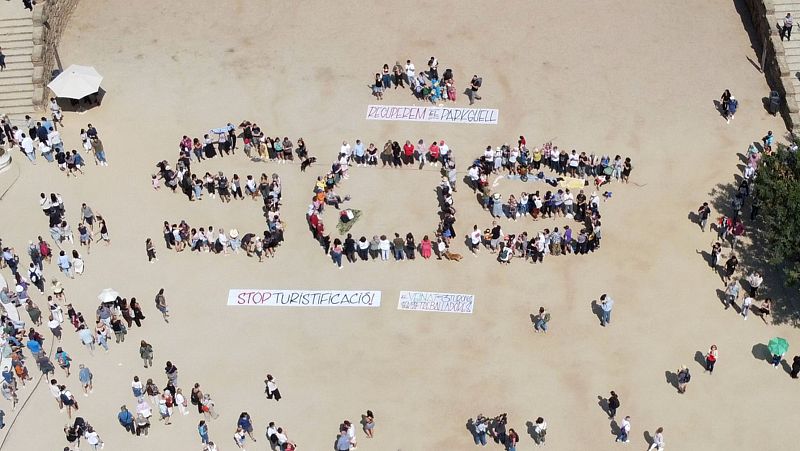 Protesta veïnal al Park Güell contra la massificació turística - L'Informatiu | Veure