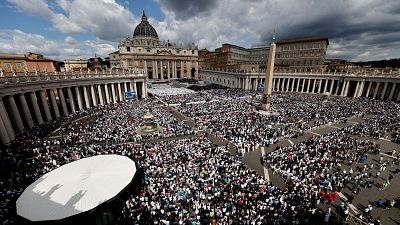 Cerca de 200.000 personas acuden a la misa del inicio del pontificado de Le�n XIV