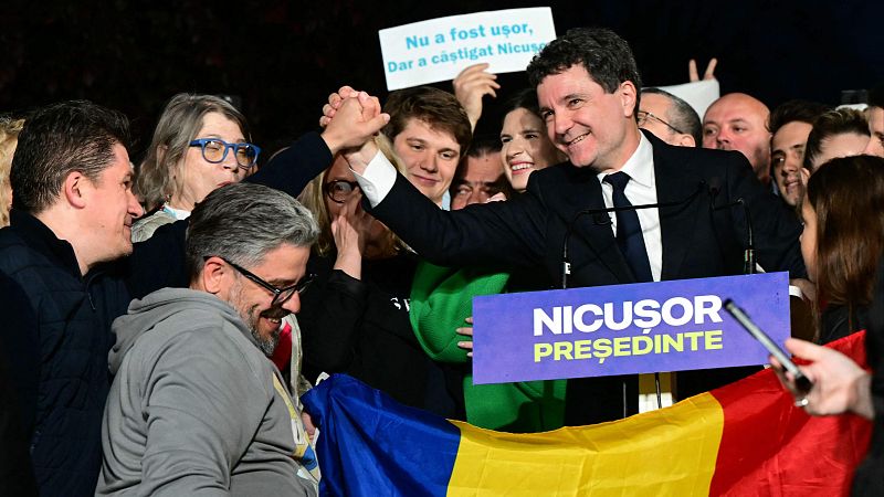 Los sondeos a pie de urna en Rumanía dan la victoria al candidato proeuropeo Nicusor Dan
