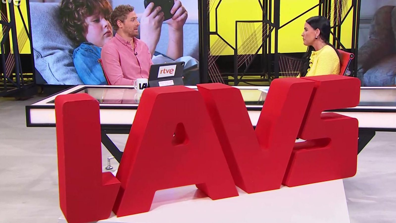 Laura Cuesta. Dispositivos electrónicos y menores | Ver