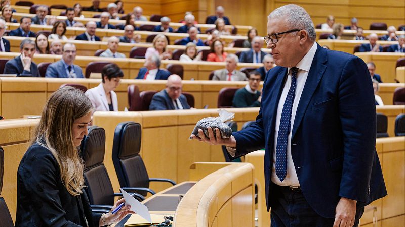 Un senador del PP deposita una bolsa con residuos mineros frente a Aagesen - Telediario 2 | Ver