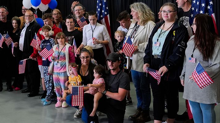 Telediario 1 - Un grupo de sudafricanos de la minoría afrikáner, los primeros refugiados de Trump