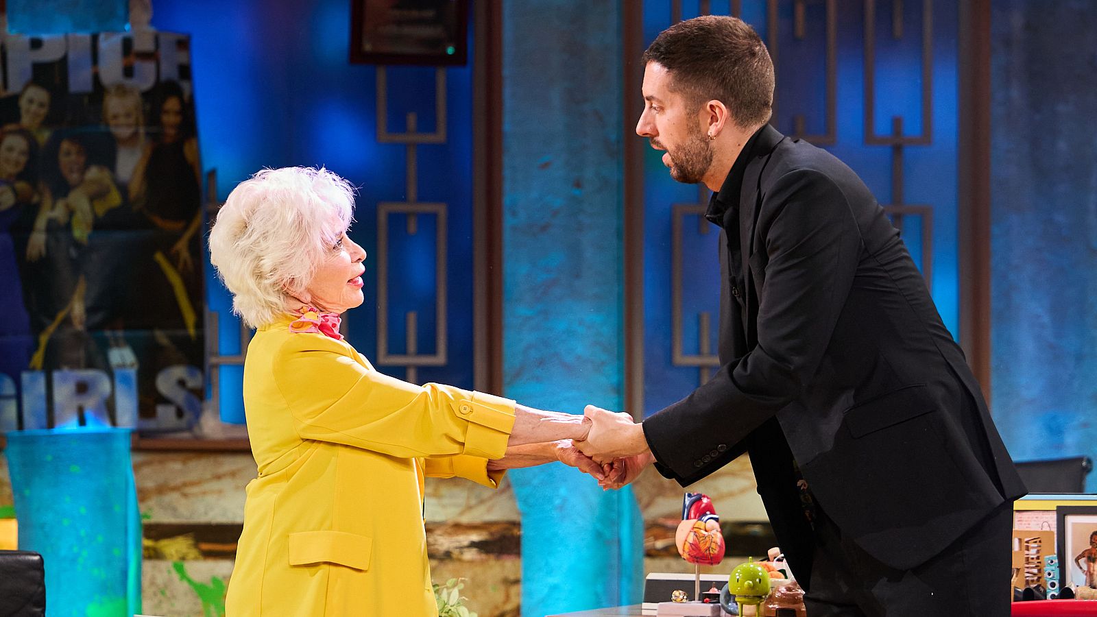 La Revuelta | Silvia Alonso e Isabel Allende se alían contra Broncano - La Revuelta | Ver