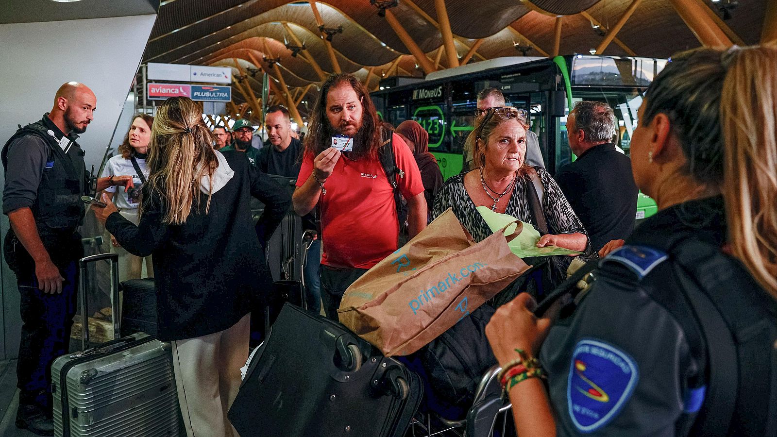 Primera noche de control antipobres en el aeropuerto de Barajas - La hora de La 1 | Ver