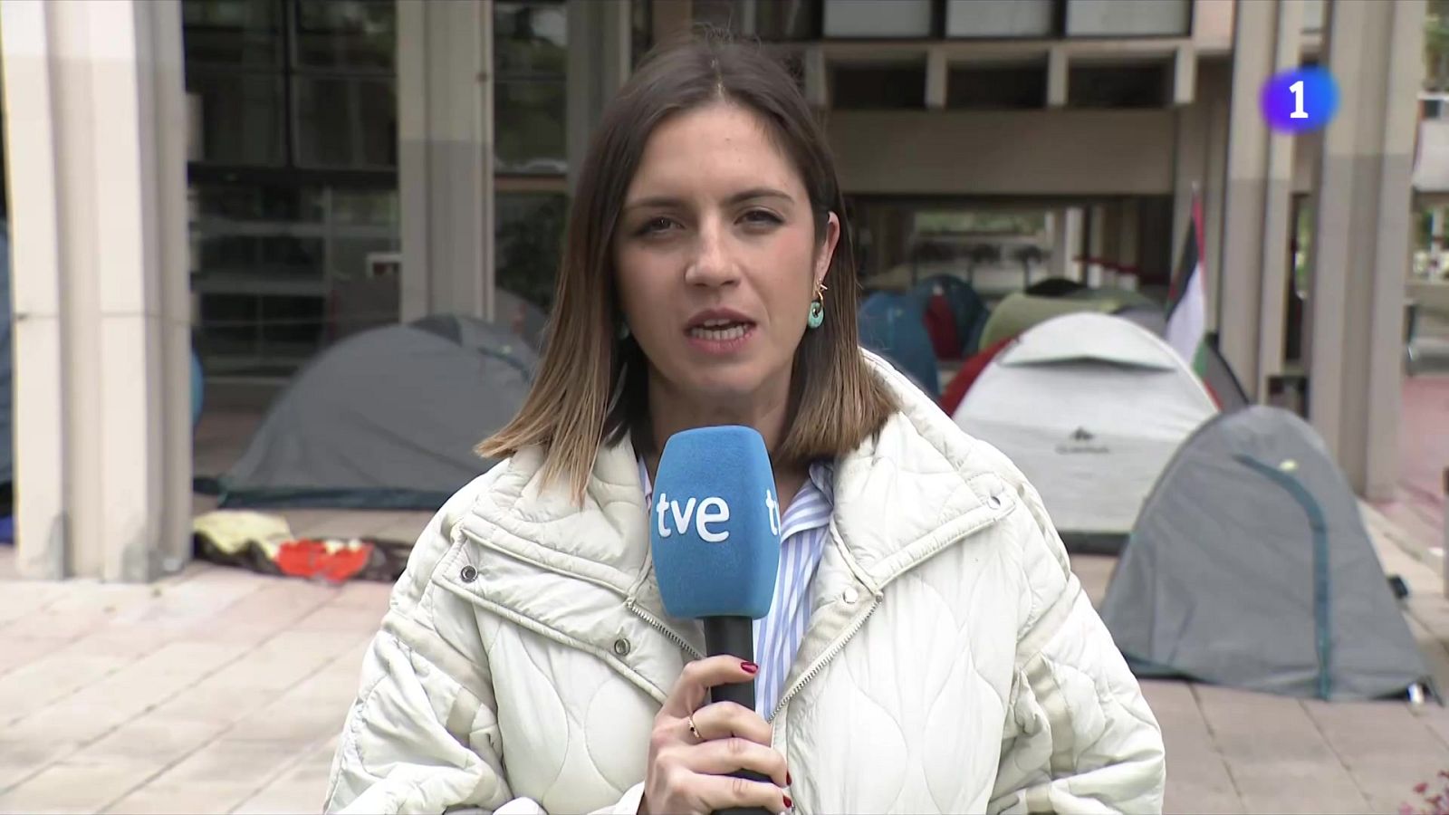 Acampada d'estudiants a la UAB per exigir trencar vincles amb Israel - L'Informatiu | Veure