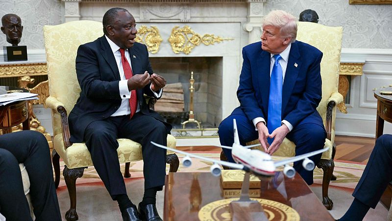 Trump monta un espectáculo durante la visita del presidente sudafricano y acusa a su país de genocidio
