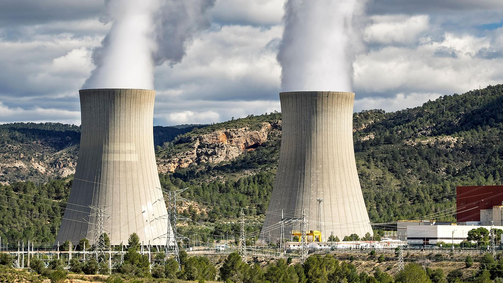 Las eléctricas defienden prolongar el funcionamiento de las centrales nucleares - Telediario 2 | Ver