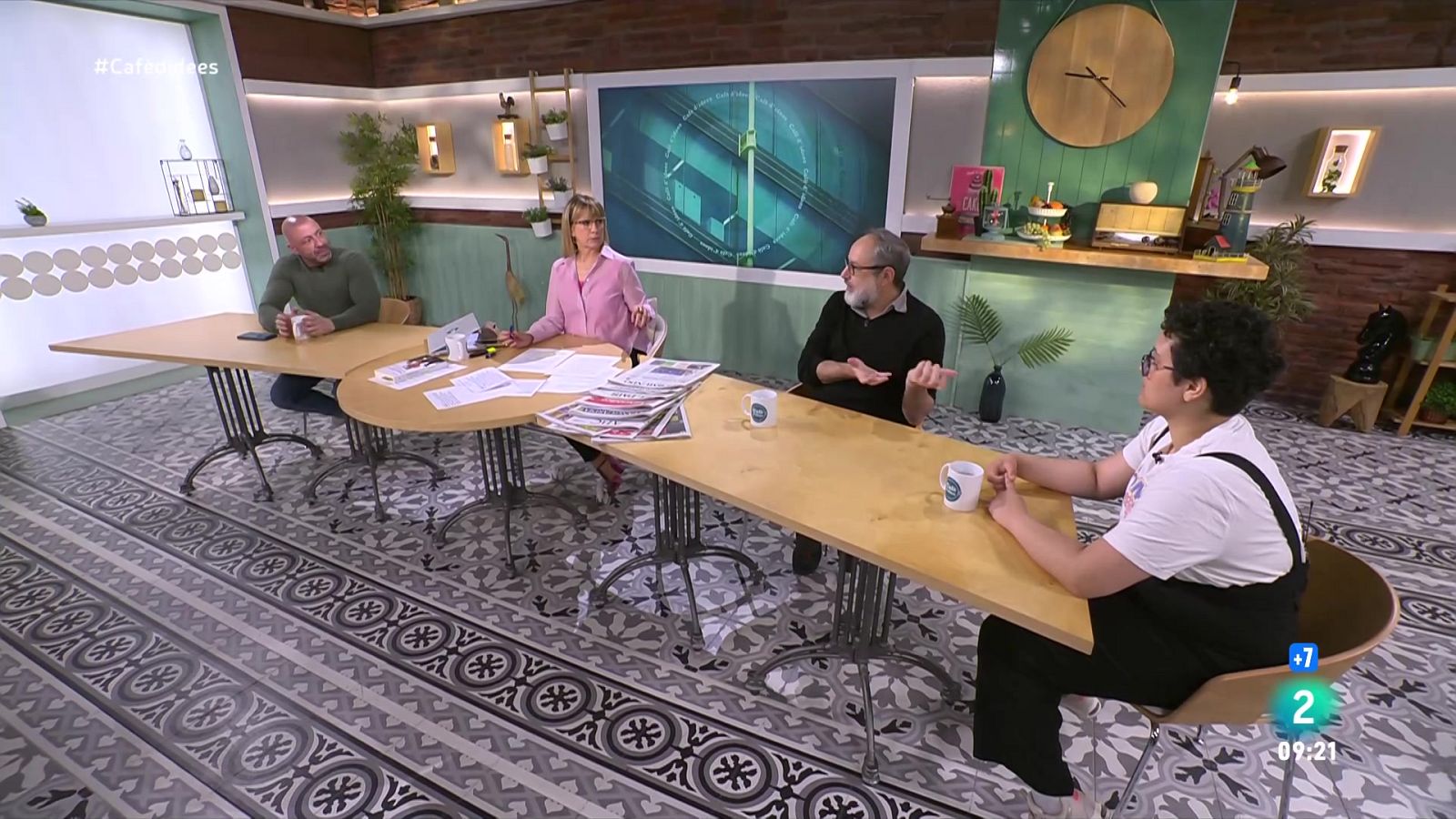 Gemma Nierga entrevista l'escriptor. L'actor i humorista ens presenta 'El Substitut'. I conversem amb l'economista Najia Lotfi