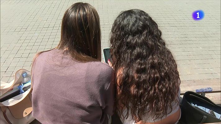 L'Informatiu - La GUB fa xerrades als instituts per alertar dels riscos de les xarxes socials