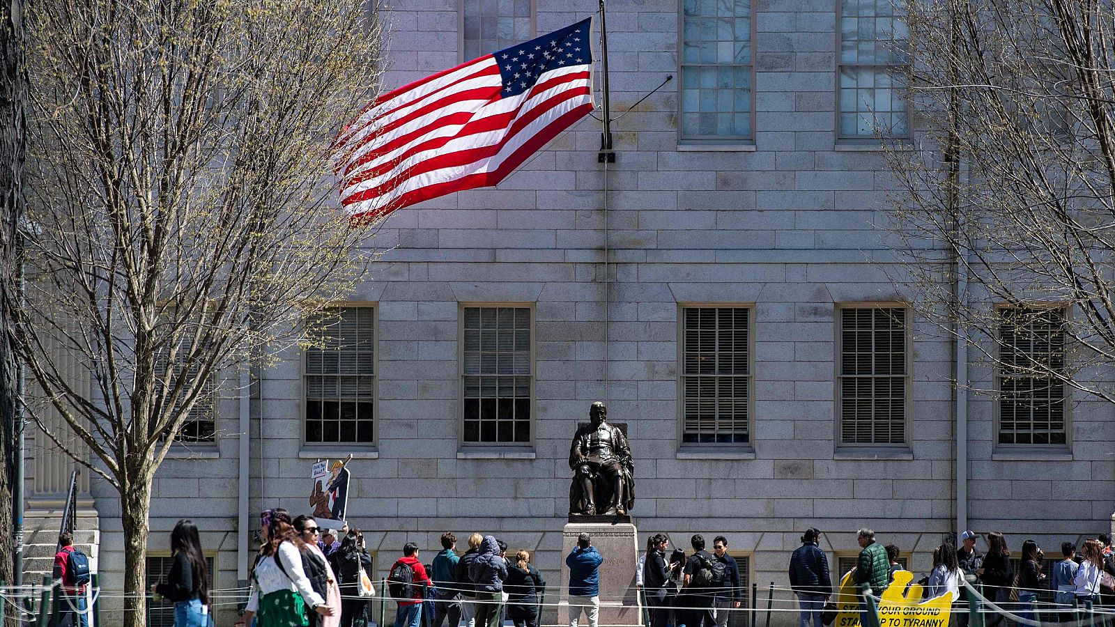 Españoles en Harvard viven con incertidumbre el veto de Trump a extranjeros - Telediario 1 | Ver