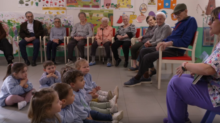 Telediario 1 - Resiescuela: mayores y niños comparten talleres, juegos, cariño y vida