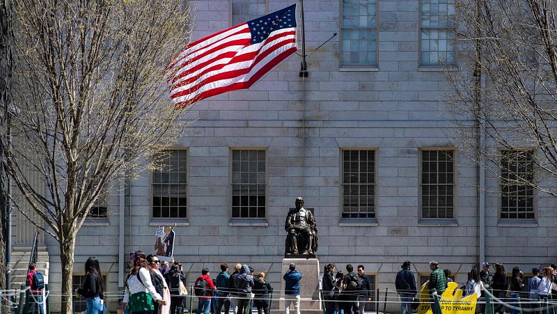 La Justicia de EE.UU. frena la decisión de Trump contra Harvard | Ver