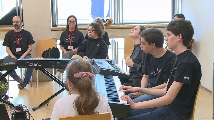 L'Informatiu - Joves estudiants amb ceguesa participan a la 'Trobada Música a les Mans'