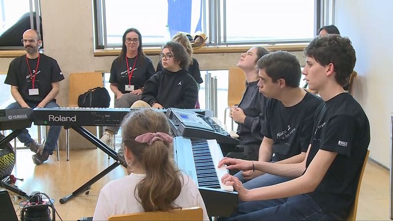 Joves estudiants amb ceguesa participan a la 'Trobada Música a les Mans' - L'Informatiu | Veure