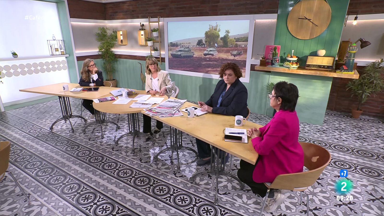 Gemma Nierga entrevista la Síndica de Greuges. Parlem dels insectes amb l'expert Carles Aranda. I conversem amb el president de l'ACA