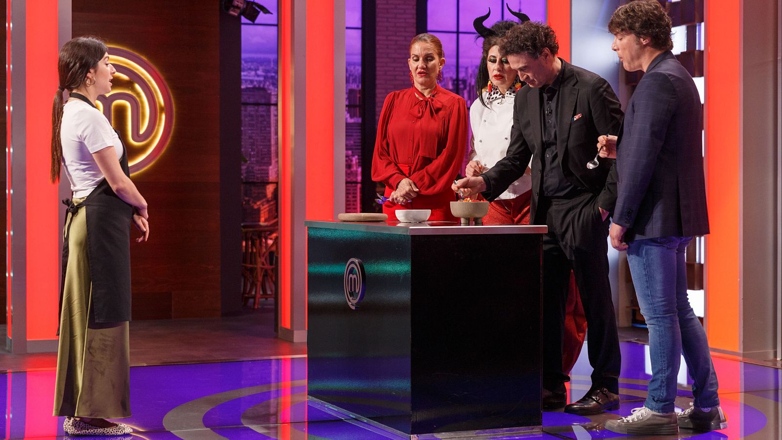 Clara se emociona agradecida por estar en MasterChef - MasterChef | Ver