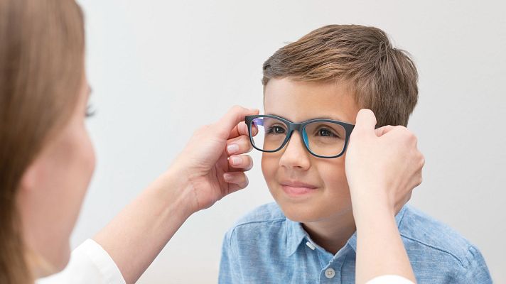 Telediario 2 - El Gobierno anuncia ayudas de hasta 100 euros a los menores de 16 años para comprar gafas