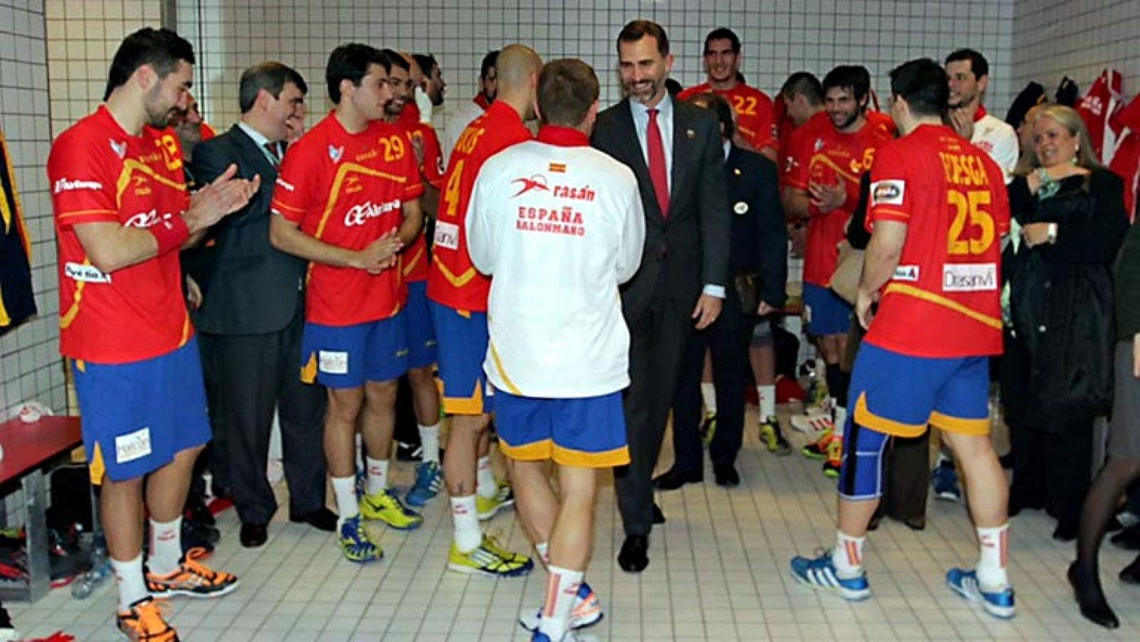 S.A.R el príncipe Felipe, asistente este viernes al partido  inaugural del Mundial de Balonmano 2013, ha manifestado su deseo de  que la selección española llegue a la fase final del campeonato en  Sant Jordi (Barcelona) para que pueda "optar a medal