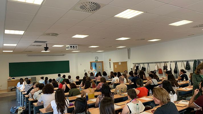 Telediario 1 - Los profesores enseñan en Tiktok de cara a la PAU