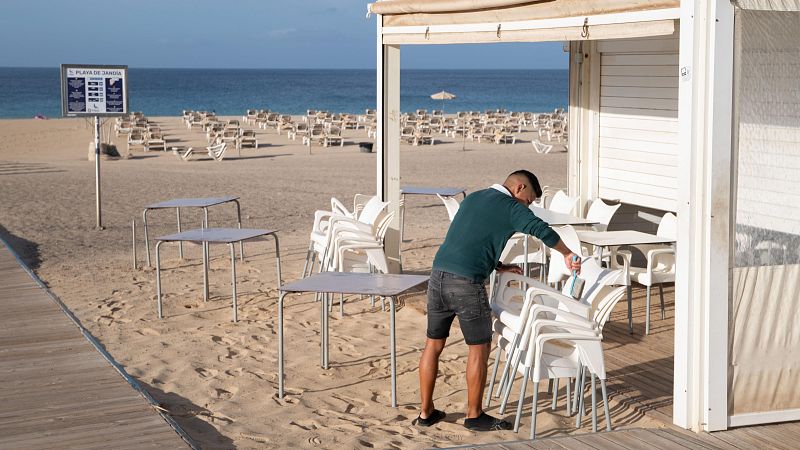 La hostelería busca camareros a las puertas del verano | Ver