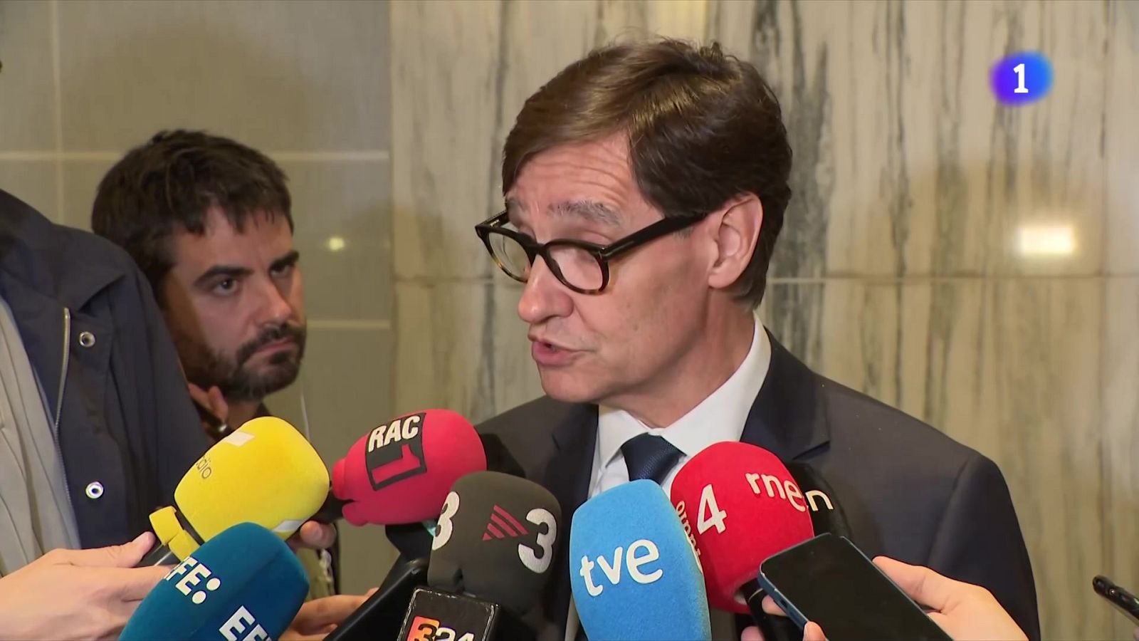 Salvador Illa carrega contra Feijóo per anar en contra de l'oficialitat del català a la UE - L'Informatiu | Ver