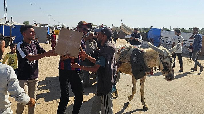 Telediario 2 - Miles de palestinos irrumpen en los centros de la organización de EE.UU. e Israel en su primer día de reparto