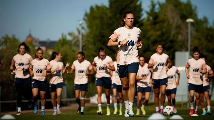 Los Deportes de La1 - La selección española femenina realiza su segundo entrenamiento en Las Rozas sin las titulares de la Champions