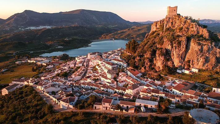 Telediario 1 - Un pueblo de la provincia de Cádiz implementa la jornada de 35 horas para sus 32 funcionarios