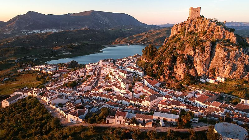 Un pueblo implementa la jornada de 35 horas para sus funcionarios - Telediario 1 | Ver