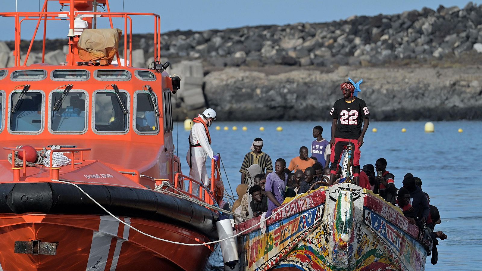 No hay consenso entre Gobierno y CC.AA. en la distribución de menores migrantes - Telediario 2 | Ver